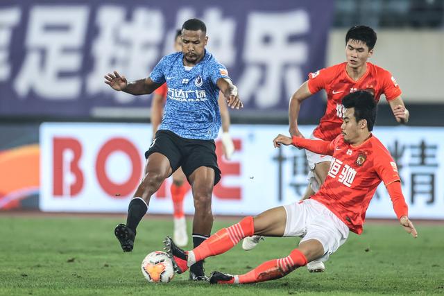 奥布拉克屡献神扑难救主，姆伯莫梅开二度，曼联2-1复仇马竞